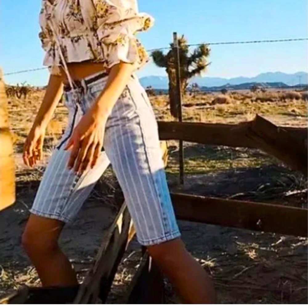 Happy Nature railroad stripe Bermuda shorts